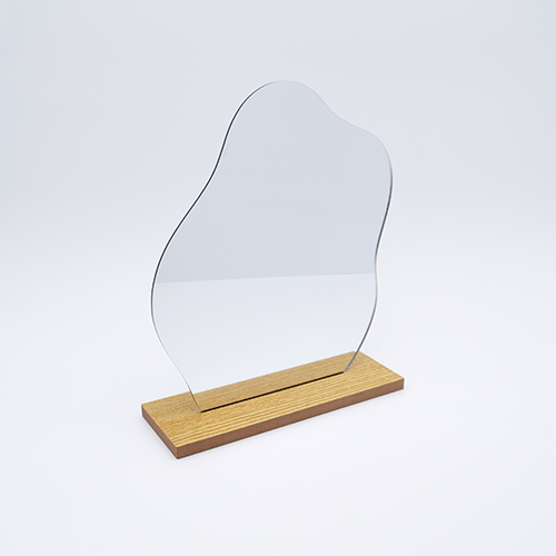 DIY Decoden customizable cloud-shaped acrylic mirror with frosting-inspired glues, decorative sprinkles, and charms, complete with a wooden stand for your desk or vanity.